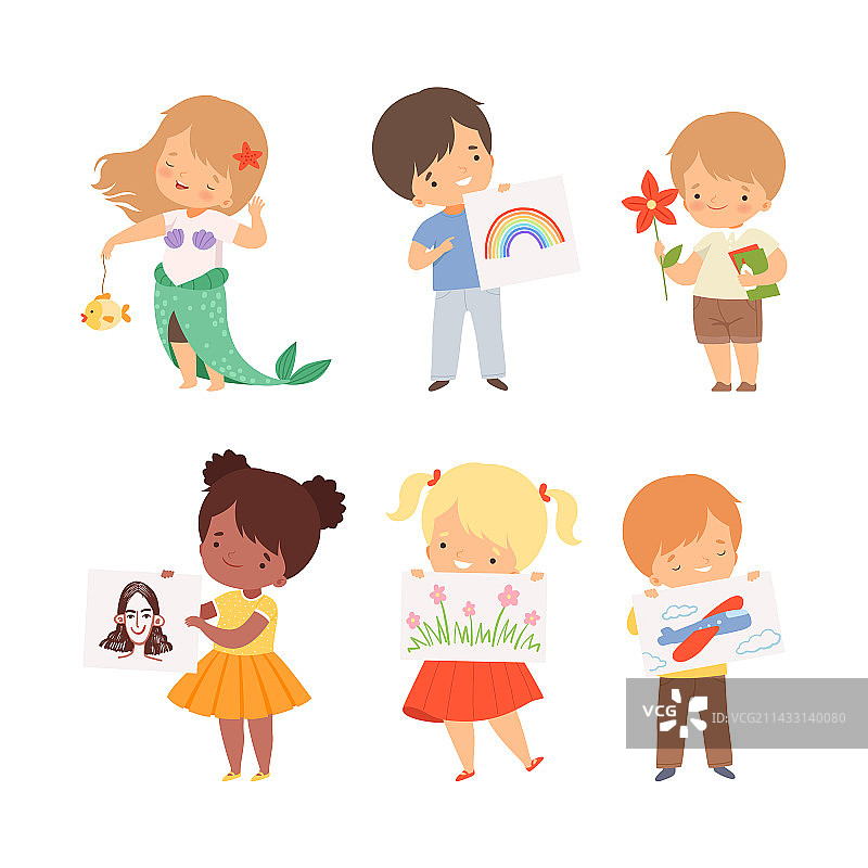 展示绘画或手工艺品的小男孩和小女孩图片素材