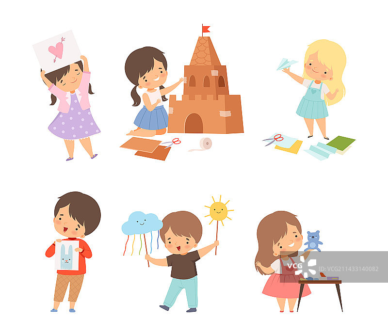 展示绘画或手工艺品的小男孩和小女孩图片素材