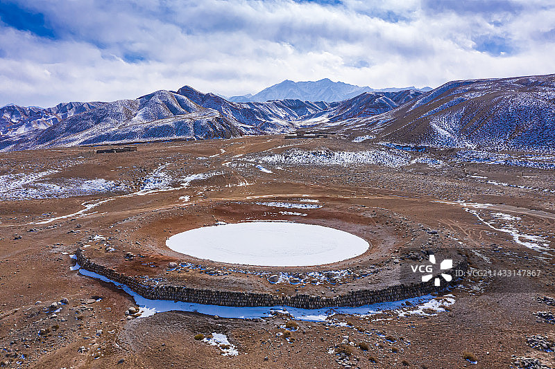 祁连山下结冰涝坝图片素材