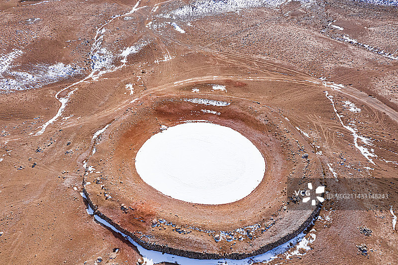 航拍冬季山区结冰涝坝图片素材