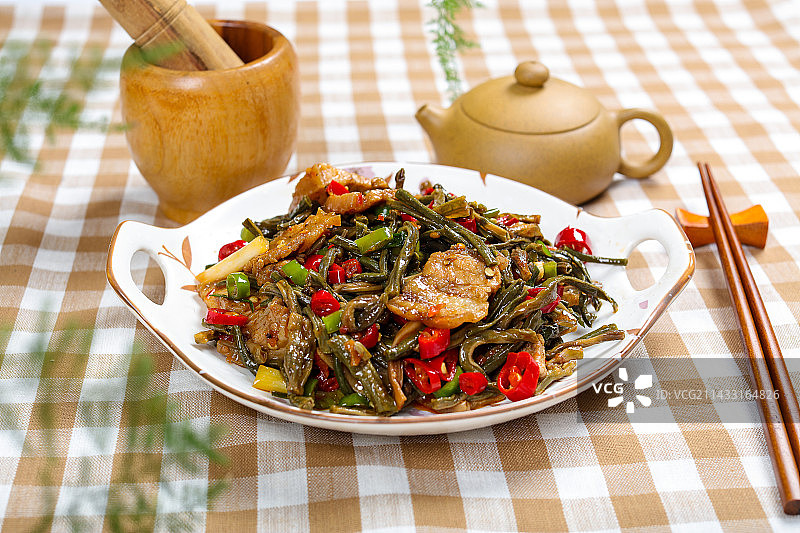 香辣美味下酒菜干豇豆炒五花肉图片素材