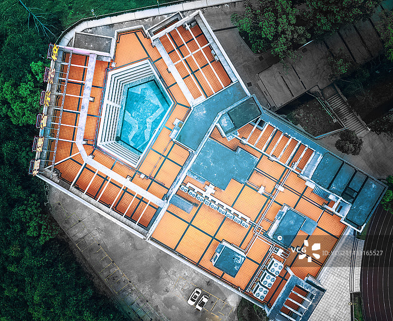 航拍视角下的楼顶，格外艳丽图片素材