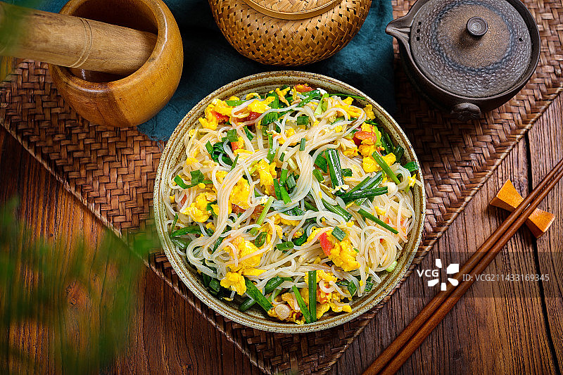 美味家常小炒鸡蛋豆芽炒粉丝图片素材