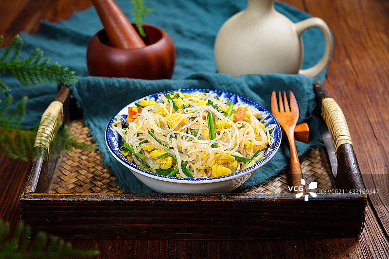 美味家常小炒鸡蛋豆芽炒粉丝图片素材