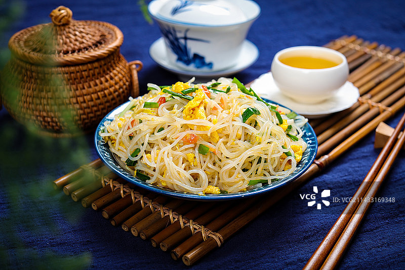 美味家常小炒鸡蛋豆芽炒粉丝图片素材