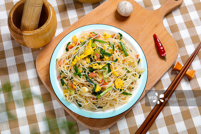 美味小吃韭菜鸡蛋炒米粉图片素材