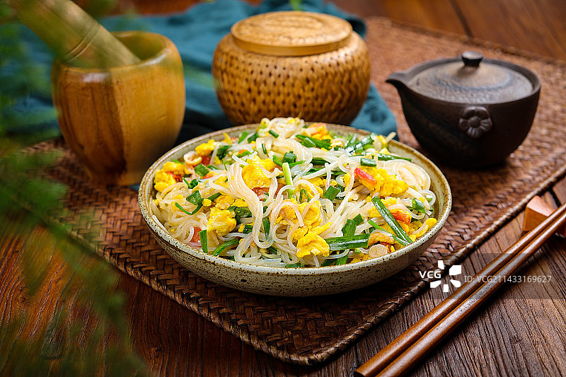 营养美味小吃美食豆芽菜鸡蛋炒米粉图片素材