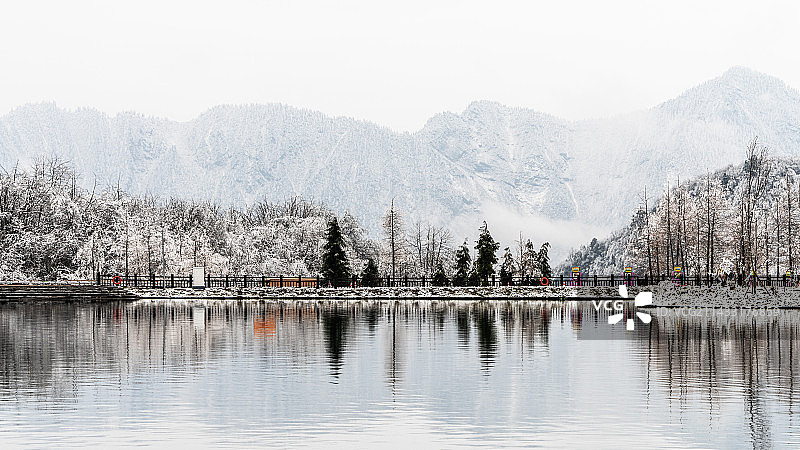 西岭雪山映雪湖图片素材