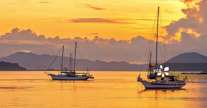 夕阳下的帆船图片素材