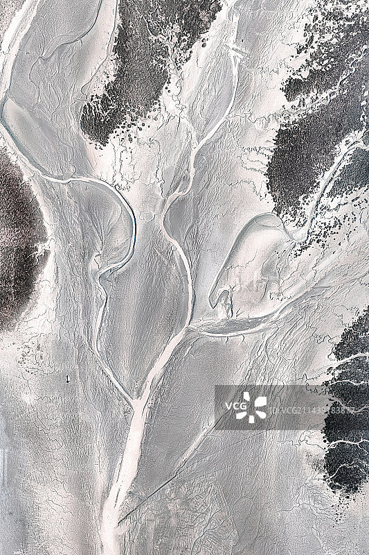 灰色海边滩涂上的潮沟图片素材