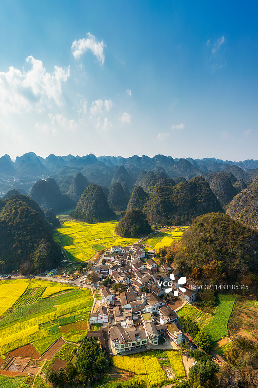 贵州省黔西南布依族苗族自治州兴义市万峰林景区上纳灰村将军峰（塔山）春季户外风光航拍视角图片素材