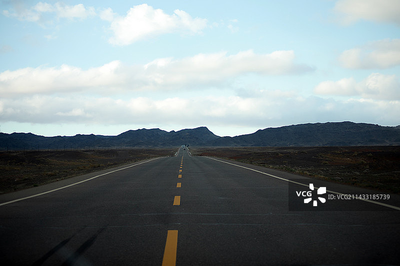 新疆风景群山路上沿途图片素材