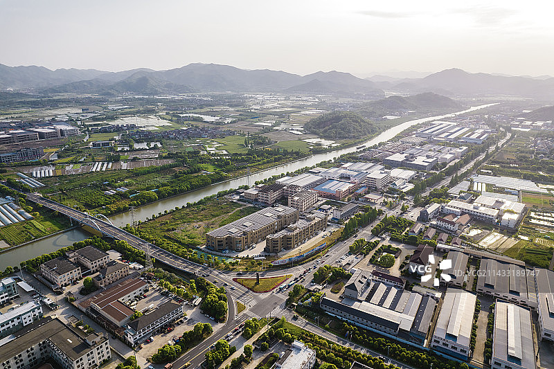 绍兴市上虞区丰惠镇，杭甬运河，厂房，山脚下的村落图片素材
