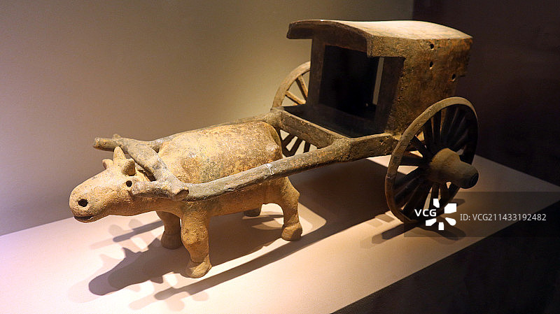 南京博物院六朝灰陶牛车图片素材