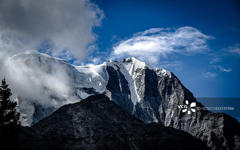 雅拉雪山图片素材