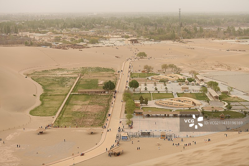 人一生必去的地方，青甘大环线之敦煌月牙泉鸣沙山图片素材