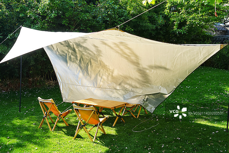 露营，草地上的空椅子图片素材