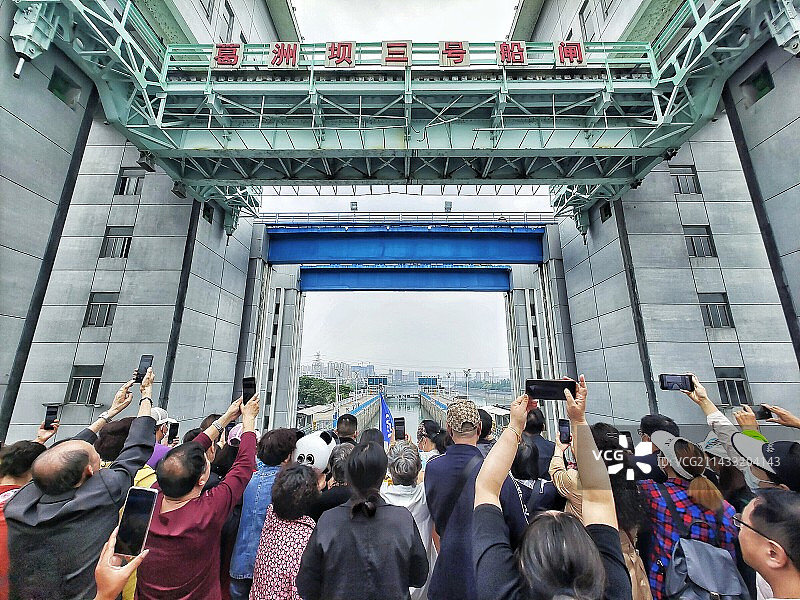 游轮过船闸图片素材