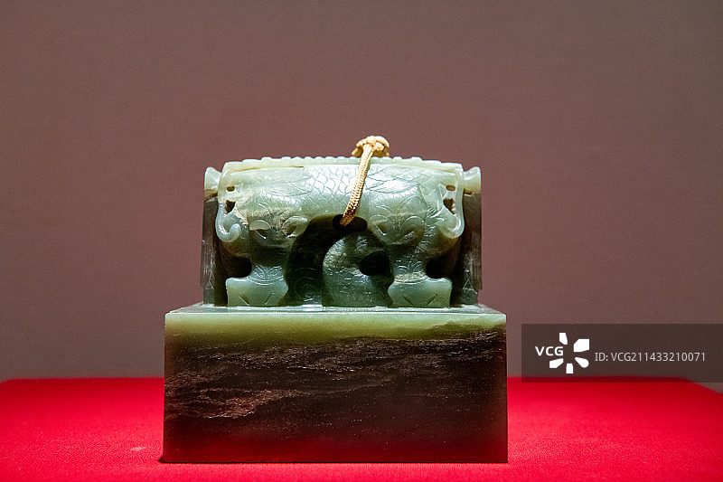 故宫馆藏清代青玉龙钮圣祖康熙皇帝谥包图片素材