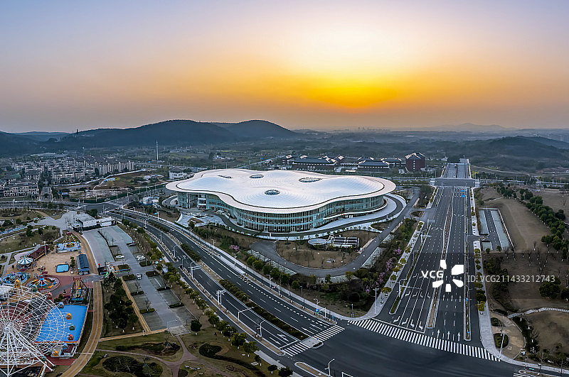 夕阳下航拍国家极限运动中心和南京溧水无想山图片素材