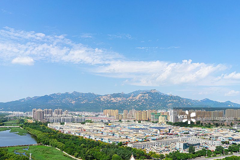 中国城市市风光拍摄主题，山东泰安泰山区，高架桥马路公路市区路和拥挤的城市居住区，户外白昼无人图像摄影图片素材