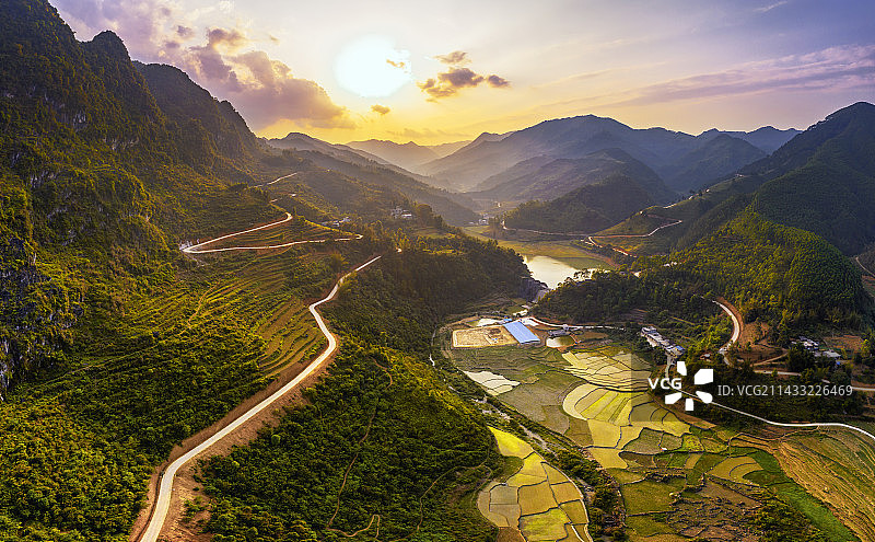 航拍广西德保县石坎梯地及田园风光图片素材