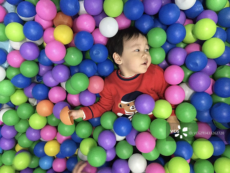 “海洋球宝宝”图片素材