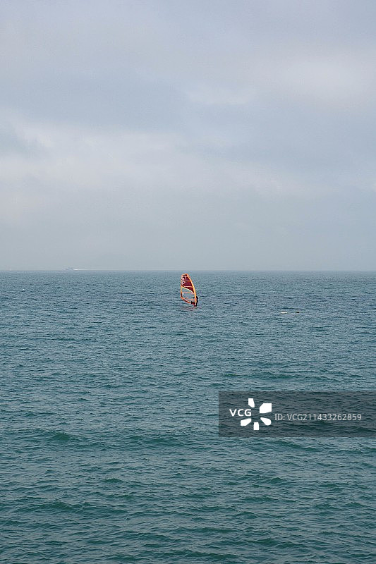 在海上航行的人图片素材