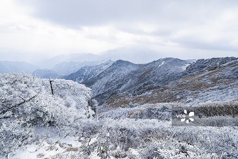 云雾缭绕的终南山图片素材