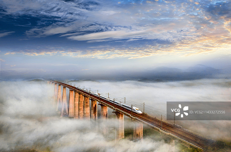 云上高铁图片素材