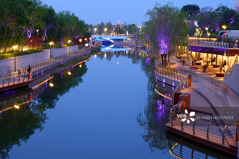 北京亮马河夜景如梦如幻图片素材