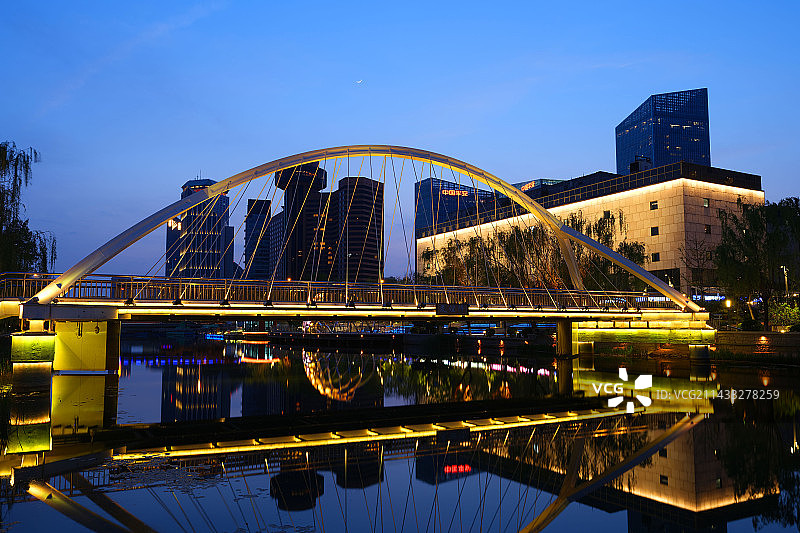 北京亮马河夜景如梦如幻图片素材