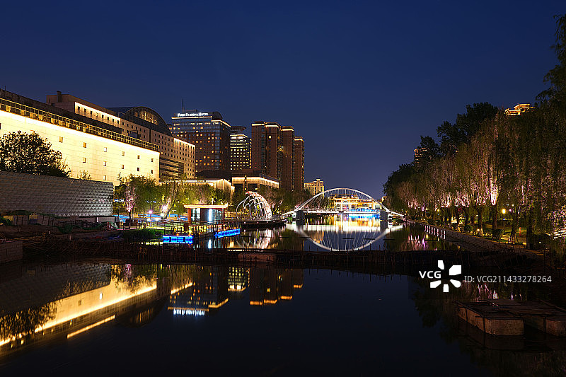 北京亮马河夜景如梦如幻图片素材