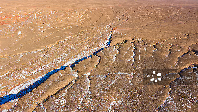 俯拍冬季山地河沟图片素材
