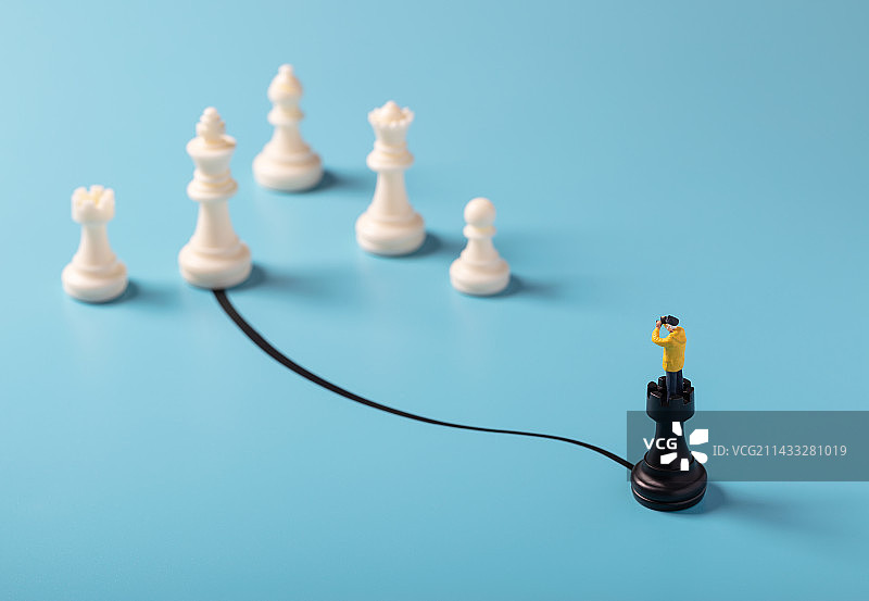 微缩创意站在棋子上用望远镜寻找目标图片素材