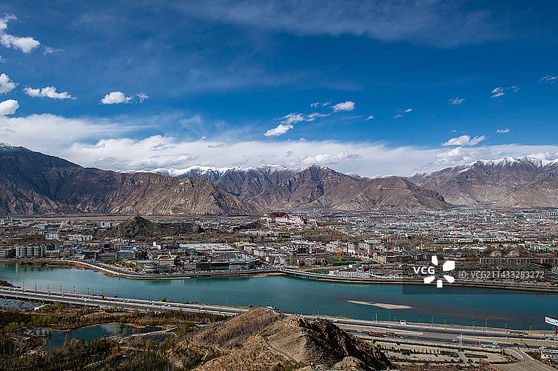 蓝天白云下的西藏拉萨城市风光图片素材