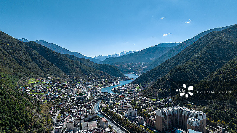 航拍四川省甘孜藏族自治州九龙县县城风光图片素材