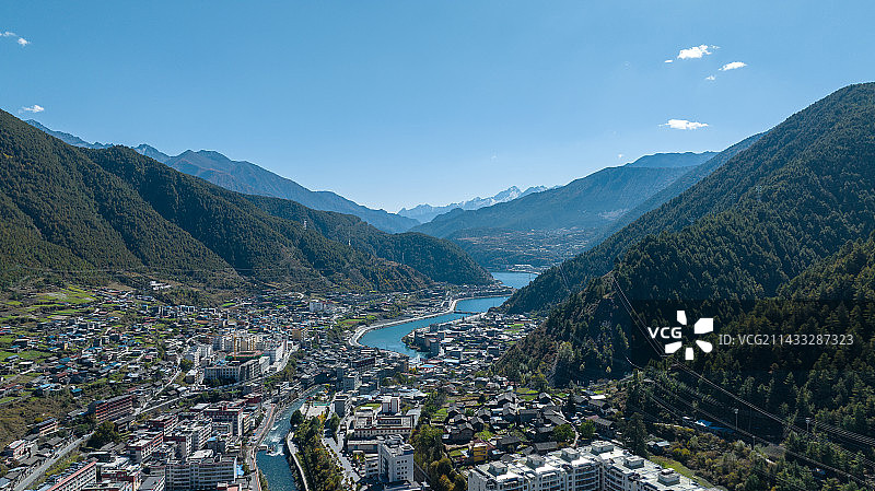 航拍四川省甘孜藏族自治州九龙县县城风光图片素材