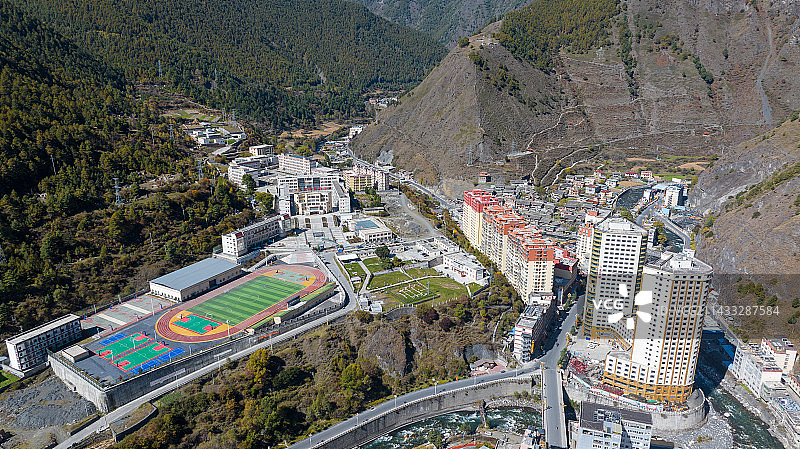 航拍四川省甘孜藏族自治州九龙县城市风光图片素材