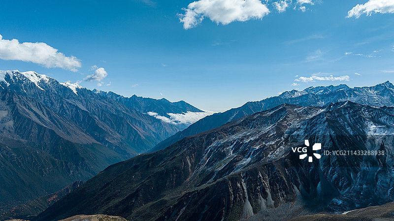 蓝天白云下的川西雪山风光图片素材