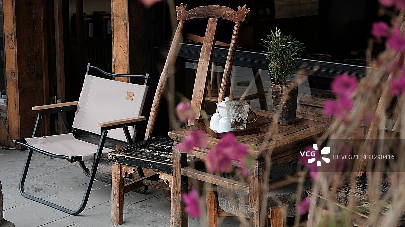 悠闲文创书店，花开花落图片素材