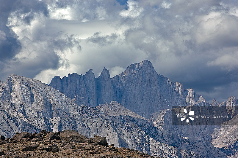 惠特尼山上空的暴风云图片素材