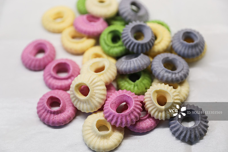 五彩奶圈和黑芝麻溶豆图片素材