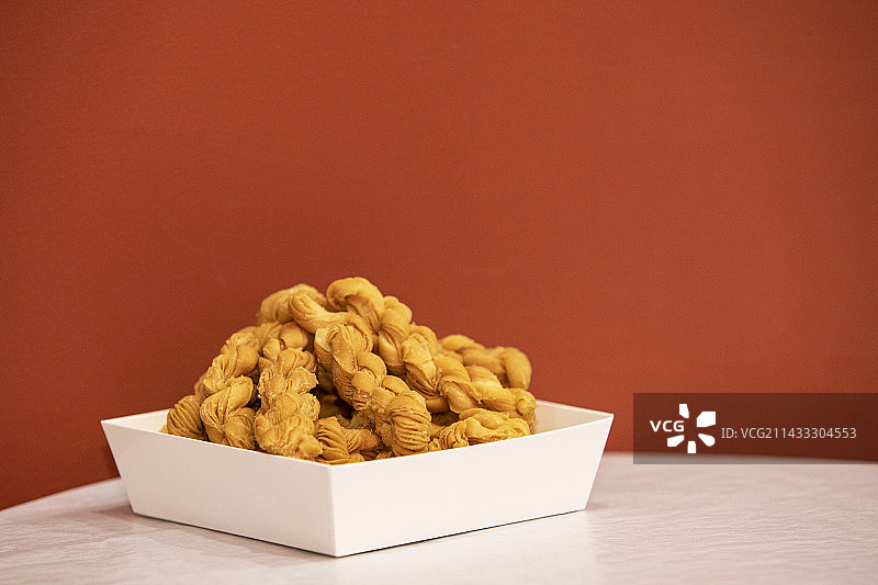 桌子上盒子里的食物酥皮麻花特写镜头图片素材