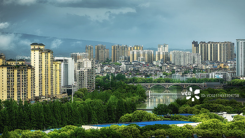 湖北省宜昌市夷陵区雨季中的城市图片素材