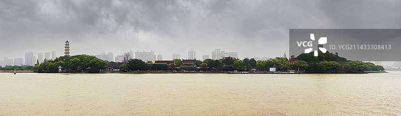 江心屿全貌  东西双塔被国际航标组织列为世界百座历史文物灯塔之一 ，世界航标遗产图片素材