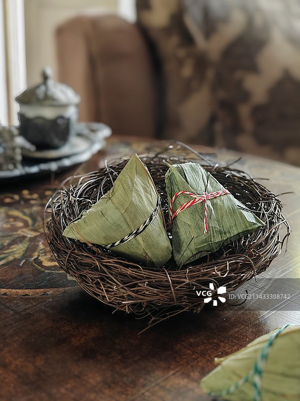 室内鸟巢里的粽子图片素材