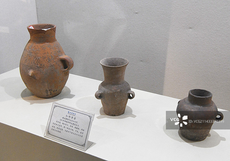 山东济宁邹城市博物馆史前文物展品——红陶背壶图片素材