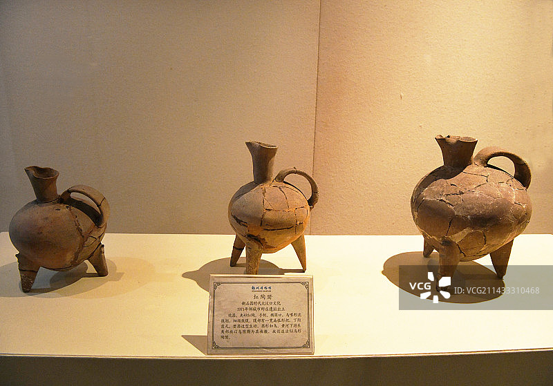 山东济宁邹城市博物馆史前文物展品——红陶鬶图片素材