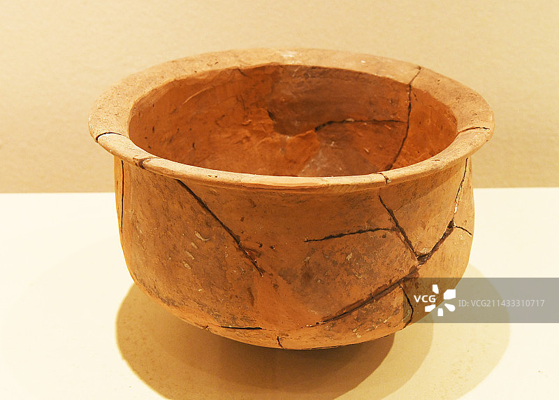山东济宁邹城市博物馆史前文物展品——红陶盆图片素材